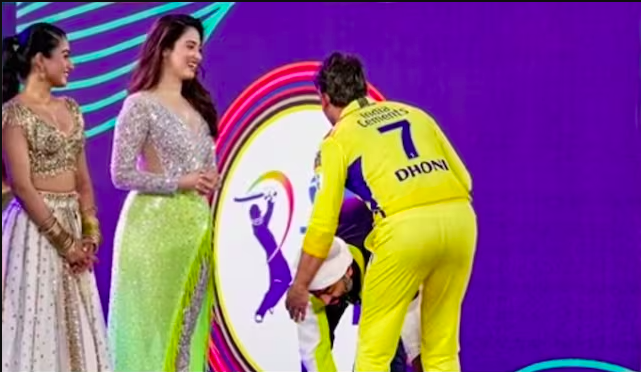 Arijit Singh Touched MS Dhoni Feet